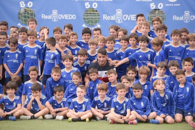 Saúl Berjón en su visita al campus del Real Oviedo. (Foto: Real Oviedo)