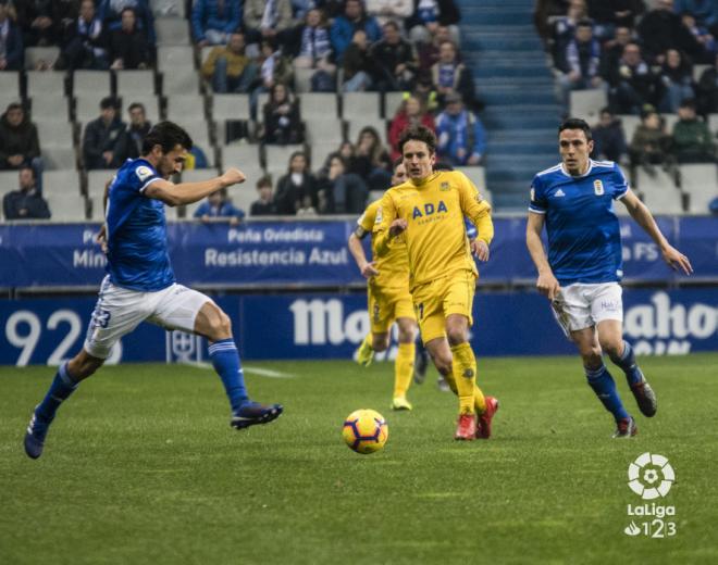 Luca Sangalli, atento a Toché en una acción del lance en el Tartiere (Foto: LaLiga).