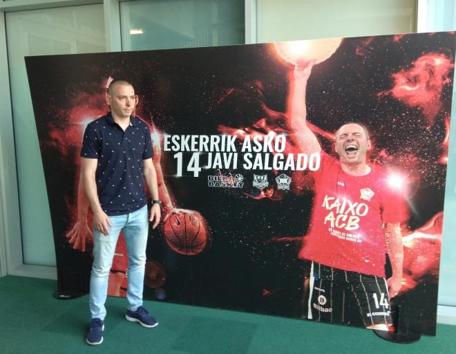 Javi Salgado posa junto a un cartel de agradecimiento por sus logros en Bilbao Basket.