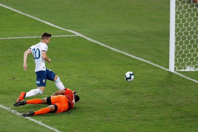 Giovani Lo Celso marca el 2-0 para Argentina.