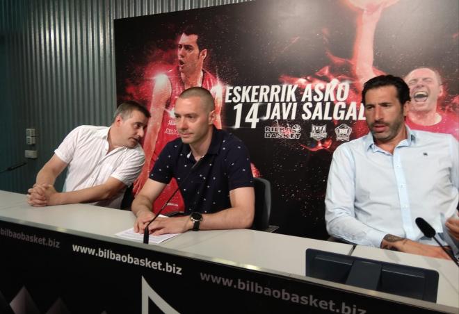 Javi Salgado, en la rueda de prensa de su retirada, acompañado por Pueyo (director deportivo de Bilbao Basket) y Mumbrú (entrenador)