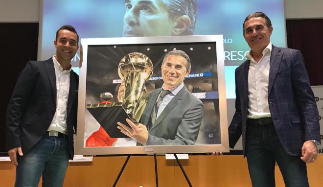 El pintor de los deportistas, Víctor Jerez, posa con su obra junto a Sergio Scariolo 