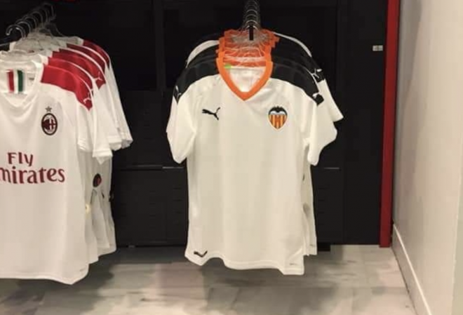 La nueva camiseta del Valencia ya se vende en México.