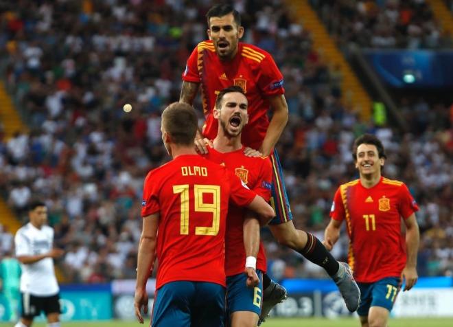 Ceballos, Fabián y Olmo celebran un gol de España (Foto: SeFutbol).