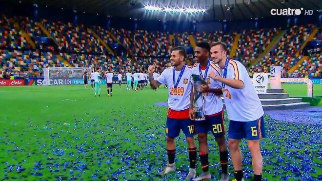 Ceballos, Junior y Fabián posan con el trofeo tras ganar el Europeo sub 21.