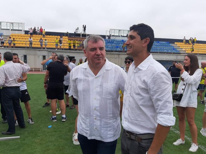 Pavón conversa con Vizcaíno. (Cádiz)