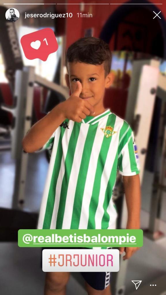 Un hijo de Jesé Rodríguez posa con la camiseta del Betis.