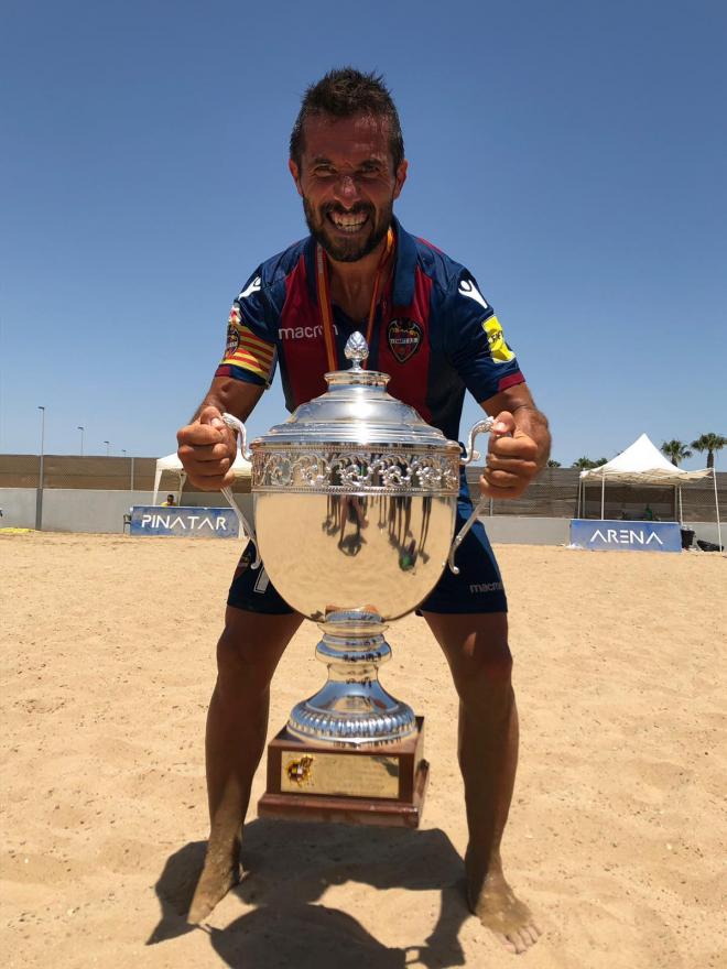 Miralles con la Copa de campeones (Foto: Levante UD).