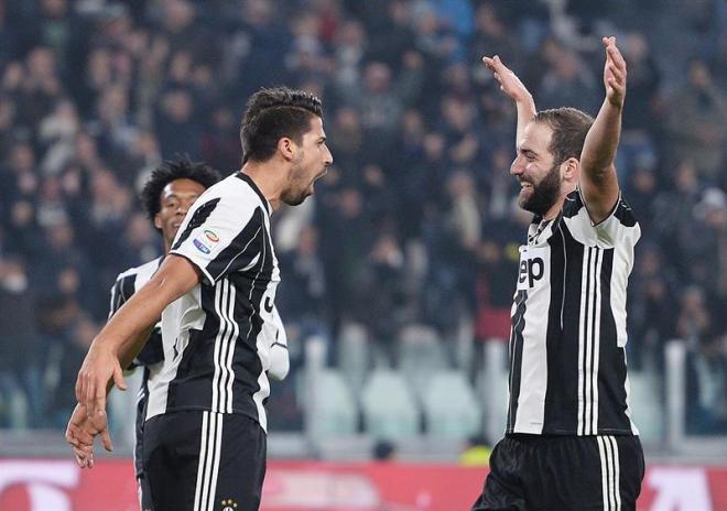 Higuaín y Khedira, celebrando un tanto (Foto: EFE).