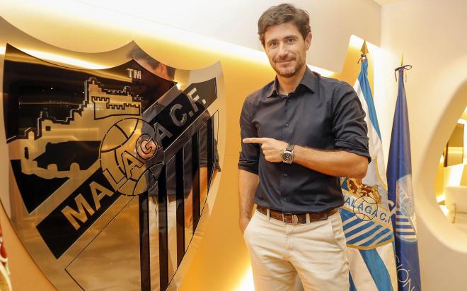 Víctor, posando con el escudo (Foto: Málaga CF).