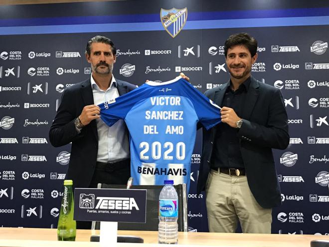 Víctor y Caminero posan con la camiseta del Málaga.