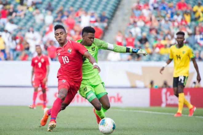 Yoel Bárcenas pelea un balón en el partido ante Jamaica.