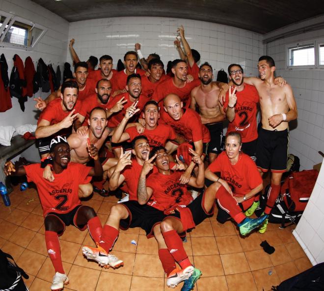 Jugadores del Mirandés celebran el ascenso. (@CDMirandes)