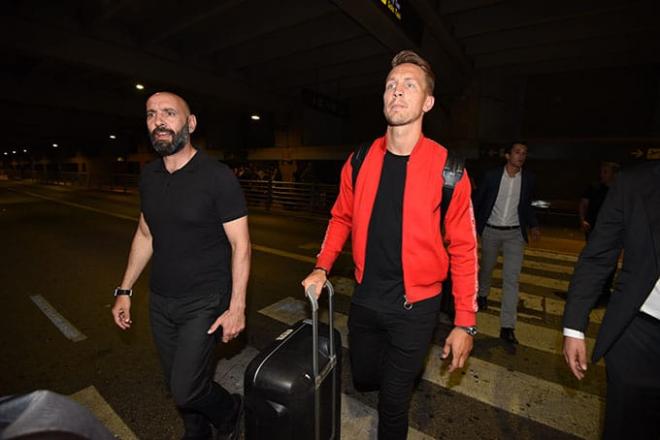 De Jong, junto a Monchi, a su llegada a Sevilla (Foto: Kiko Hurtado).