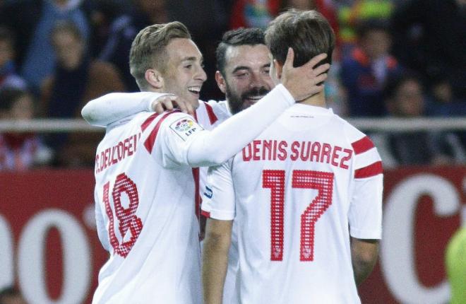 Iago Aspas y Denis Suárez, acompañados por Deulofeu, celebran un gol en el Sevilla.