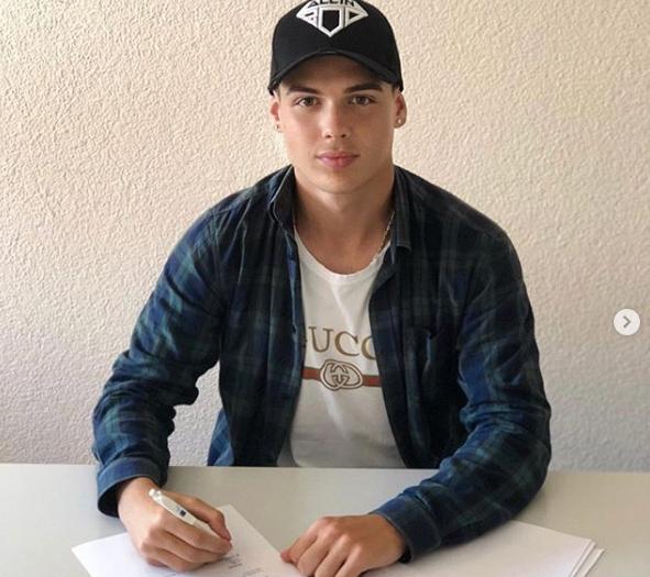 Valdrin Dalipi estampa su firma con el Cádiz (Foto: Instagram).