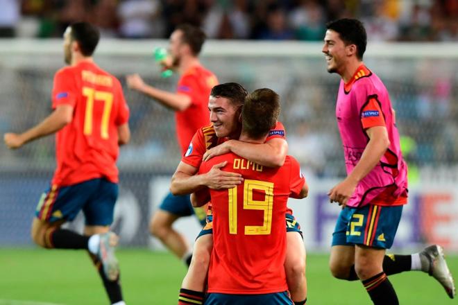 Manu Vallejo abraza a Dani Olmo tras la victoria en la final ante Alemania (Foto: UEFA).