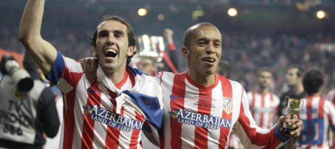 Miranda y Godín festejan la Copa del Rey lograda en el Bernabéu.