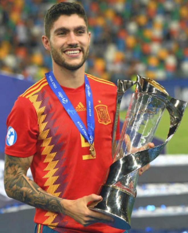 Unai Núñez con el trofeo de la Eurocopa sub 21 logrado en Italia en 2019.