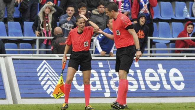 Guadalupe Porras Ayuso se duele tras un monedazo desde la grada de Tenerife.