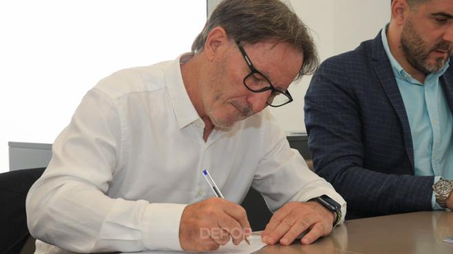 Juan Antonio Anquela firma su contrato con el Dépor (Foto: @RCDeportivo).