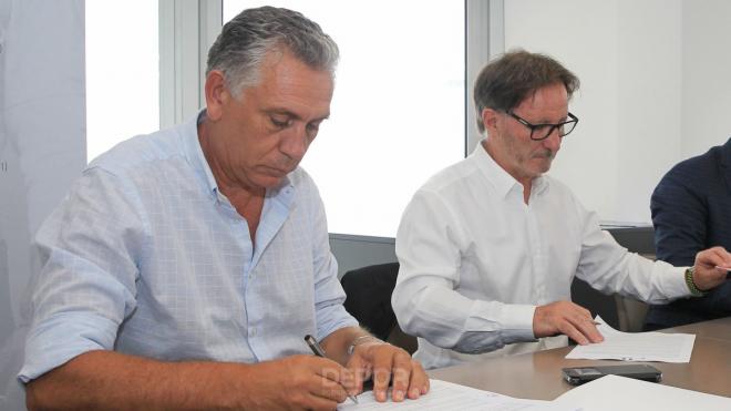 Juan Antonio Anquela firma su contrato con el Dépor junto a Paco Zas (Foto: @RCDeportivo).