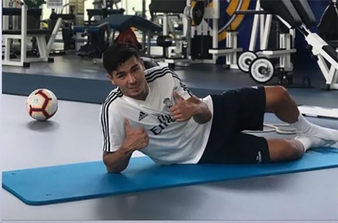 Brahim posan durante una sesión en el gimnasio.