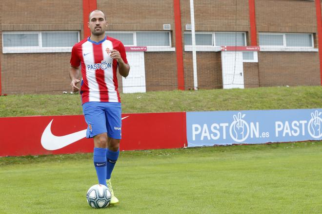 Unai Medina, en su presentación con el Sporting en Mareo (Foto: Luis Manso).