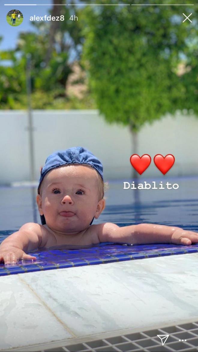 El hijo de Álex Fernández, en la piscina (Foto: @alexfdez8).
