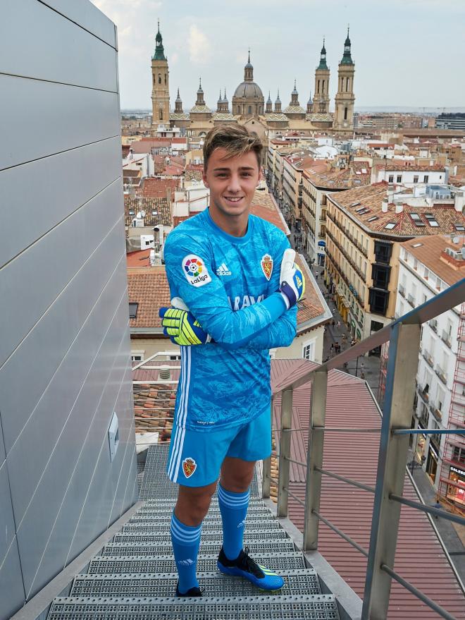 Carlos Azón posa con la primera equipación de portero (Foto: Real Zaragoza).