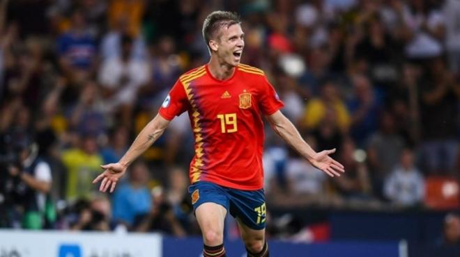 Dani Olmo, el fichaje que tantea el Barcelona, celebra un gol con España.