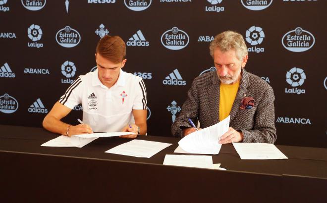 Denis Suárez firma su contrato con el Celta junto al presidente Carlos Mouriño (Foto: RCCV).