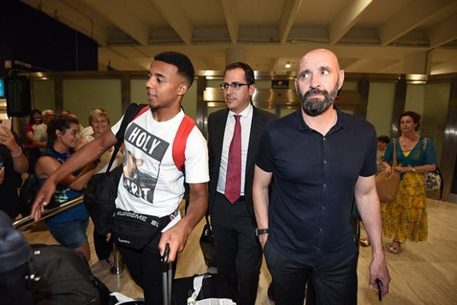 Jules Koundé junto a Monchi a la llegada al aeropuerto de San Pablo (Foto: Kiko Hurtado).