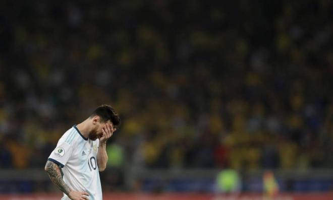 Leo Messi se lamenta tras la derrota de Argentina ante Brasil en la Copa América 2019.