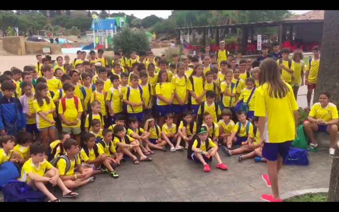 Los niños del Campus del Cádiz homenajean a Baguetina con uno de sus cánticos (Foto: @gallodecai).