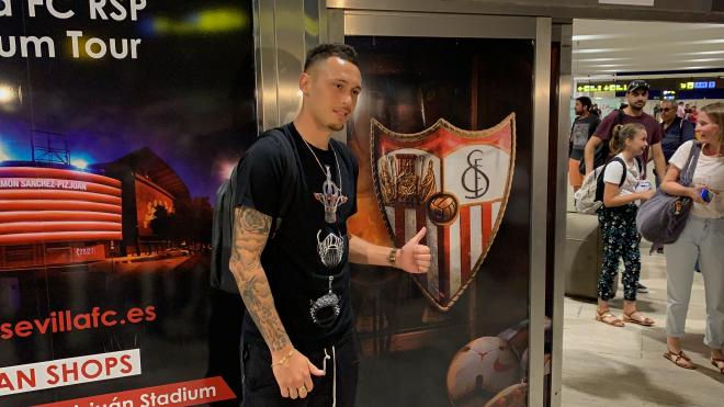 Lucas Ocampos llega a Sevilla.