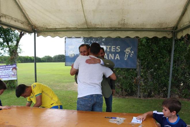 Manu Vallejo abraza a José María Román, alcalde de Chiclana, durante el acto (Foto: Ayto. de Chiclana).