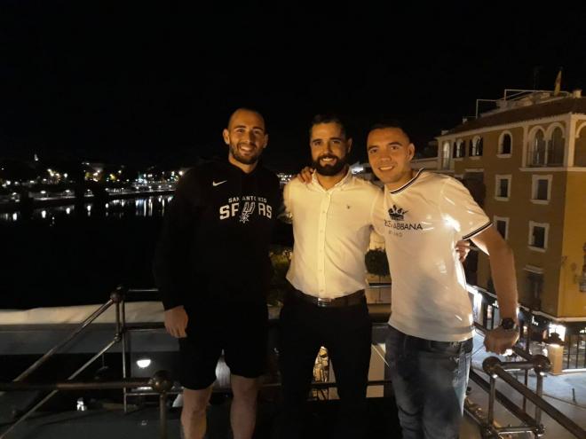 Iago Aspas y Aleix Vidal cenan juntos en el conocido restaurante María Trifulca de Sevilla (Foto: María trifulca).