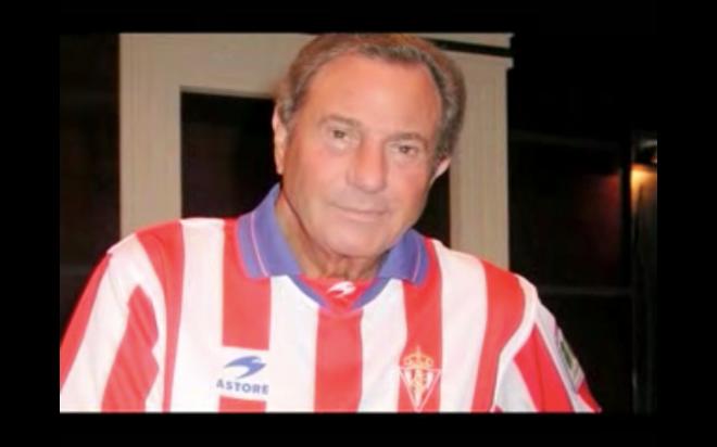 Arturo Fernández, con la camiseta del Sporting, en un reportaje de TPA.