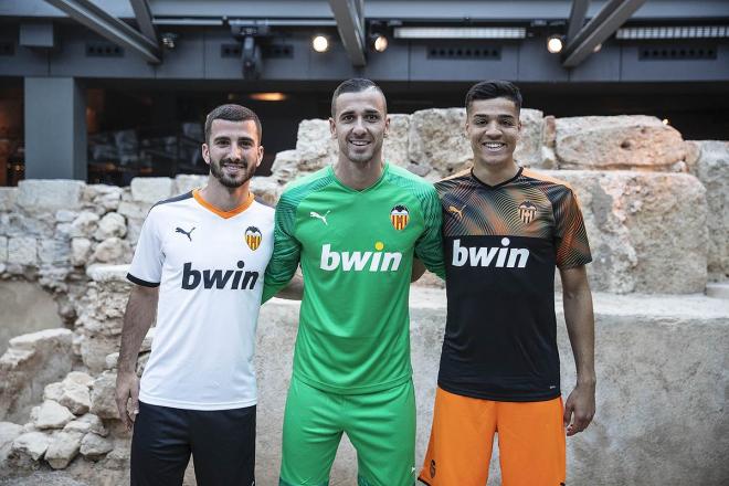 Gayà, Jaume y Ferris lucen las nuevas camisetas de Puma del Valencia CF.