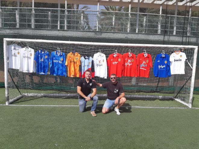 José Ponce y Albert Carda con todas las camisetas de Puma en el Valencia CF.