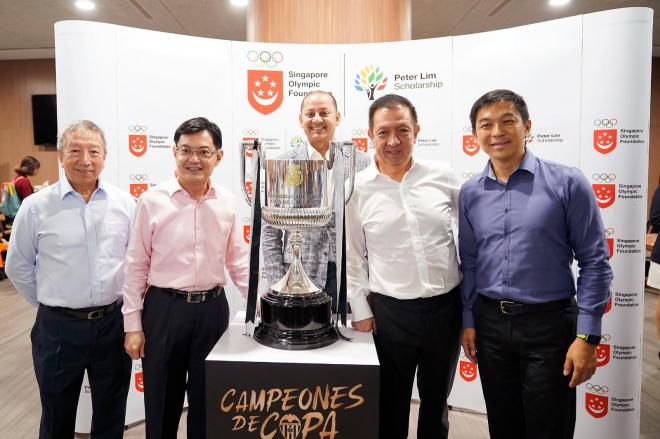 Peter Lim con la Copa del Rey en Singapur
