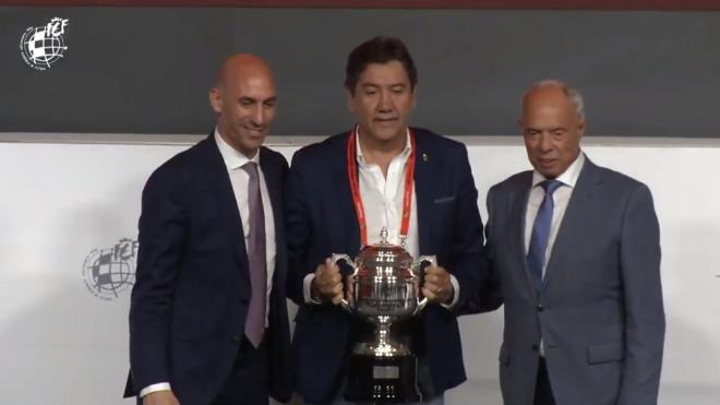 Manuel Zambrano recoge el trofeo de campeón del grupo IV.