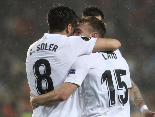 Carlos Soler y Toni Lato que vuelve a la plantilla del Valencia CF.