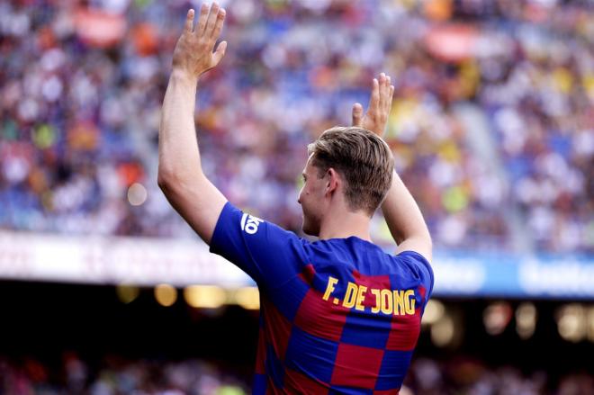 De Jong saluda a la afición en su presentación como jugador del Barcelona (Foto: FCB).