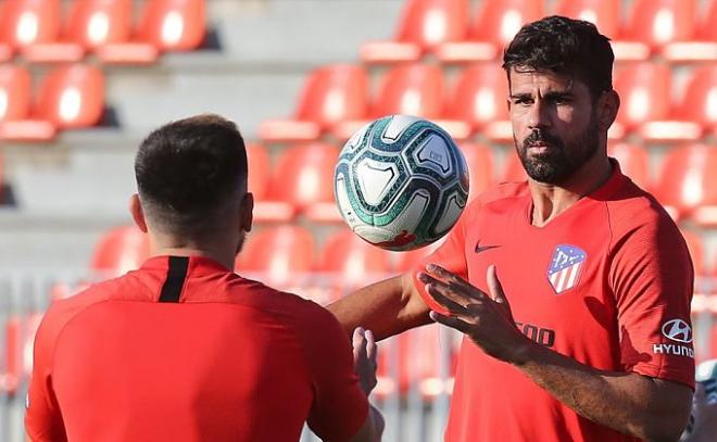 Diego Costa se prepara para rematar un balón en el entrenamiento del Atlético de Madrid.