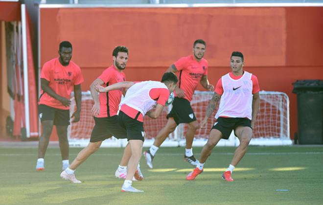 Gnagnon, Reguilón, Carriçp y Diego Carlos, defensas del Sevilla, en un entrenamiento (Foto: Kiko Hurtado).