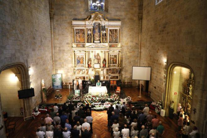 Imagen de la parroquia de San Pedro en el funeral de Koldo Agirre (Foto: EFE).