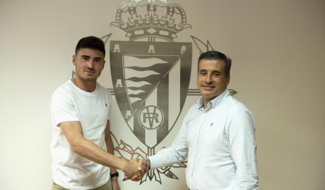 Gaizka Campos, con Miguel Ángel Gómez, tras firmar su nuevo contrato pucelano (Foto: RealValladolid.es).