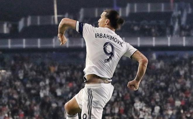 Zlatan Ibrahimovic, con su dorsal cambiado en la camiseta.